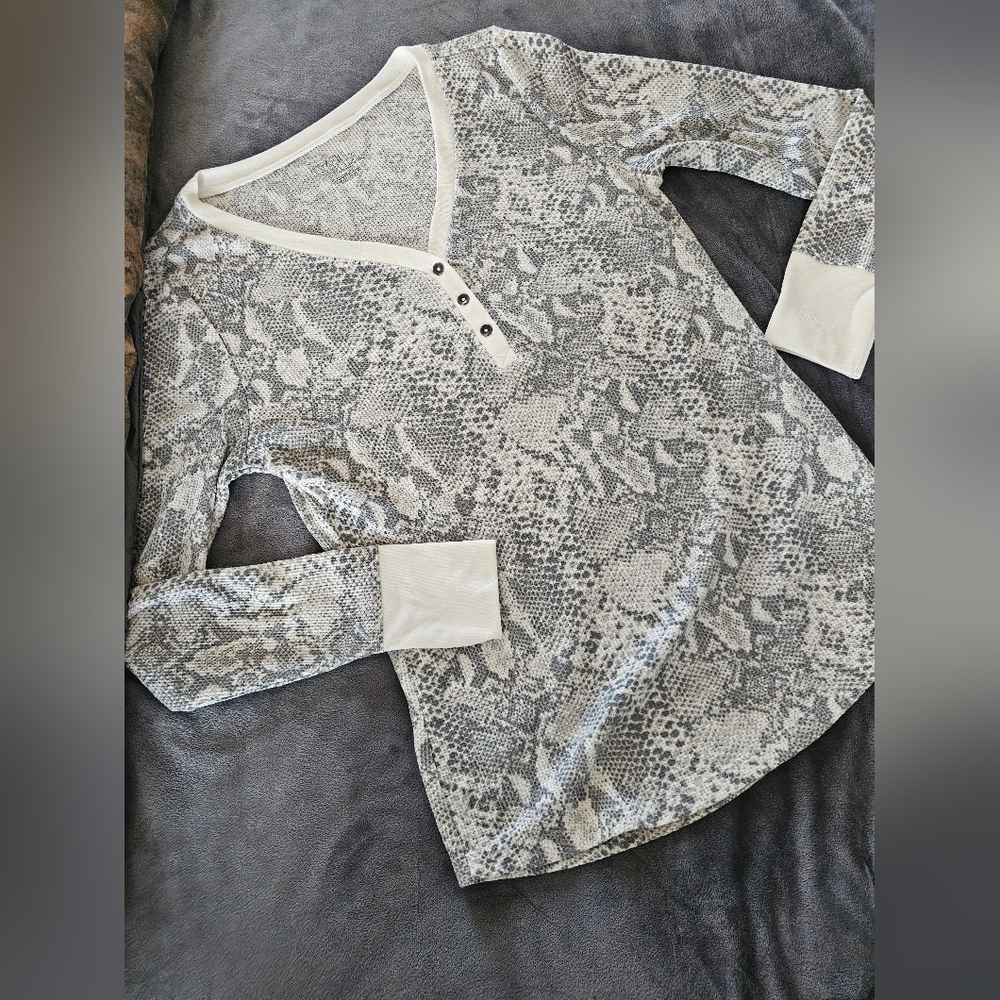 Animal Print Waffle Henley Sz. Med